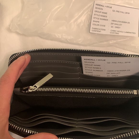 Kendall & Kylie Wallet - Picture 2 of 2